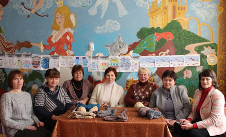 В’яжуть для фронту: у Ціпках вчительки налагодили виробницво шкарпеток і балаклав для військових