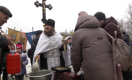 Під звуки сирен шосткинці святкували на Галенківському озері Водохреща