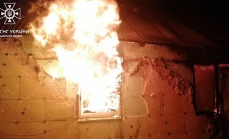 У Бориславі вночі 24 січня горів дерев'яний будинок: про жертви не повідомляють