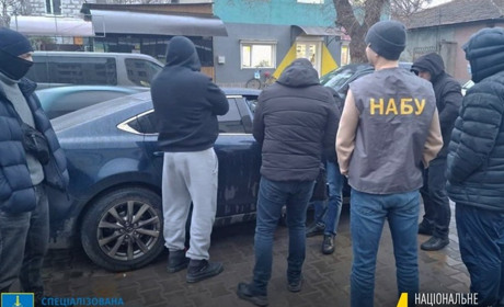 50 тисяч доларів за дозвіл орендувати землю: в Одеській області затримали одного з мерів громад