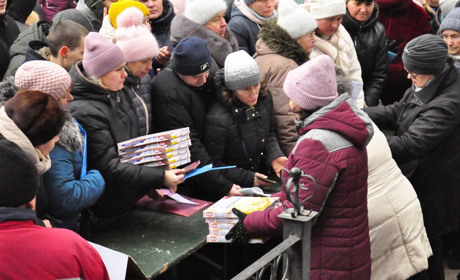 Піца від партнерів: у Первомайську роздавали італійський пиріг, який привезли київські волонтери