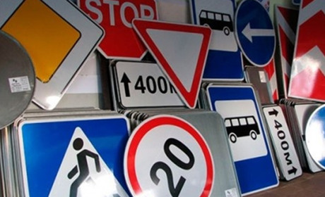 Акт вандалізму: на трасі в Одеській області за ніч вкрали 28 дорожних знаків та металеві стійки