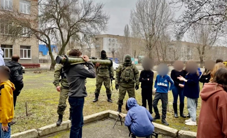 Діти в окупації. В Бердянську полюють на дітей та промивають їм мізки в рашистській школі
