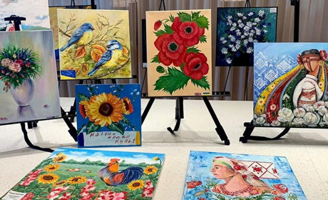 Картини художниць з Нової Каховки поїхали до Лондона