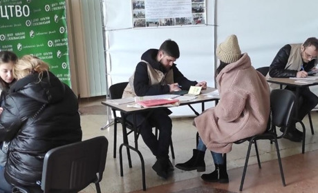 Переселенці із Мар'їнки можуть зареєструватися на отримання допомоги. Як це зробити