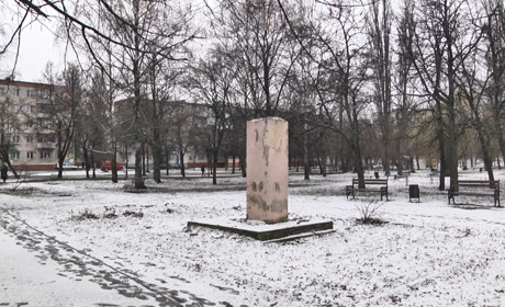 У Шостці комунальники знесли бюст Островського та розповіли куди поділись три пам’ятники Леніну