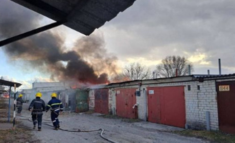 У Новій Каховці горять гаражі