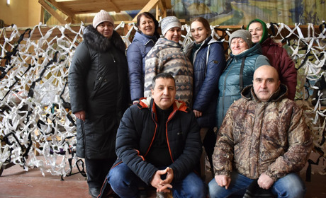 У Хоцьках на Переяславщині плетуть сітки від початку війни. Щодня упродовж року
