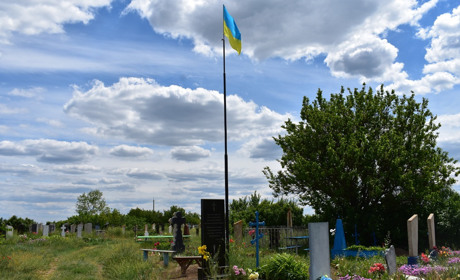 В Нижніх Сірогозах російські загарбники пошкодили місця захоронення українських військових