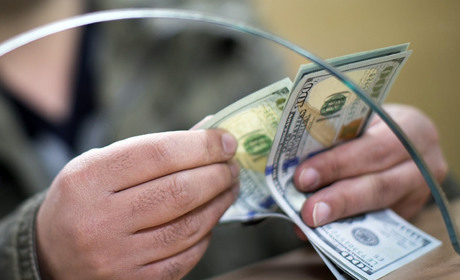 Українці можуть втратити право на субсидію, придбавши валюту