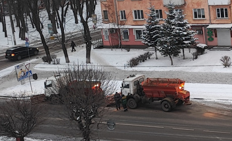 Де у Дрогобичі гарно посипають й розчищають дороги, а де — недостатньо добре