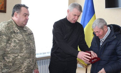 У Гадячі батькові загиблого воїна Романа Ляша передали його орден