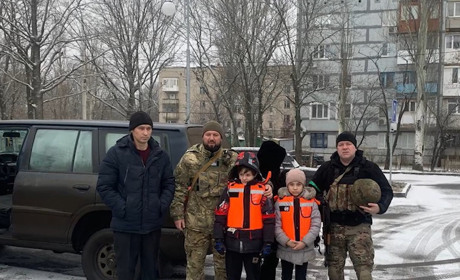 Поліційні евакуювали з Вугледара родину з двома дітьми. В місті залишилася остання дитина. Відео