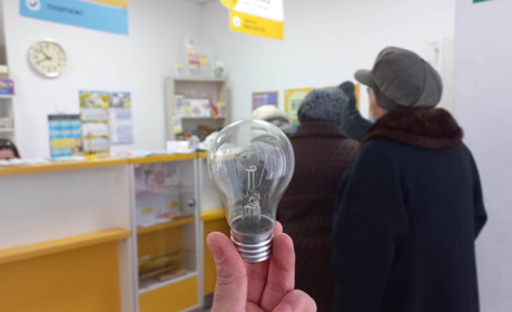 У шосткинських відділеннях "Укрпошти" вже можна замінити 5 старих робочих ламп на нові LED
