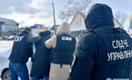 Поліція та СБУ затримали «на гарячому» барського держвиконавця, який вимагав хабар у боржника