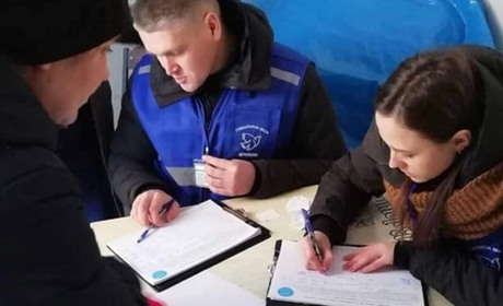Переселенці з Мар’їнки отримали гуманітарну допомогу в Запоріжжі. Що видавали