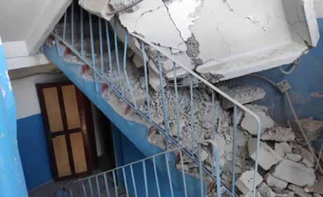 8 лютого росіяни обстріляли Нью-Йорк, що на Донеччині. Пошкоджена багатоповерхівка