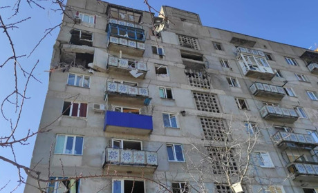 Снаряд окупантів влучив у 9-поверхівку в Нью-Йорку. Один під'їзд більше непридатний для життя