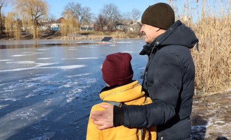 Рятівник дівчини на озері у Первомайську отримав нагороду та подяку від ДСНС України