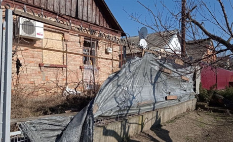 Нікопольська родина з двома дітьми потребує допомоги після обстрілів будинку