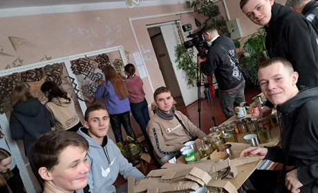 Як учні Шосткинської школи-ліцею виготовляли для ЗСУ маскувальні сітки і окопні свічки