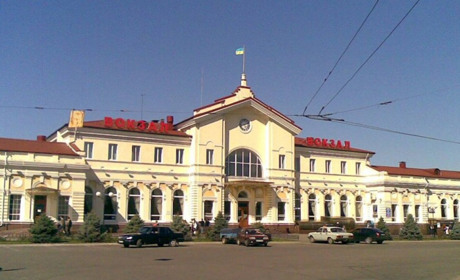 Окупанти вдарили по вокзалу в Херсоні