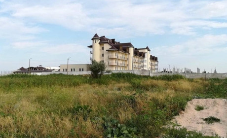 На Херсонщині окупанти видали за свій "урядовий квартал" недобудовану українську клініку