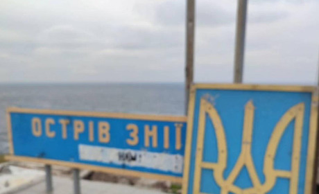 Російські терористи скинули 4 авіабомби на острів Зміїний