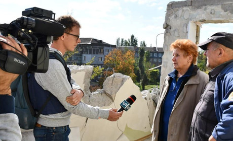 Сім місяців прифронтового життя Нікополя: обстріли, візити журналістів, гуманітарна допомога