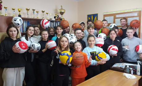 Допомога від польських друзів: Старокостянтинівська спортивна школа отримала 38 м'ячів