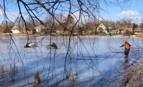 Дістали з-під криги: двоє рибалок ледве не втопилися на річці у Старокостянтинові