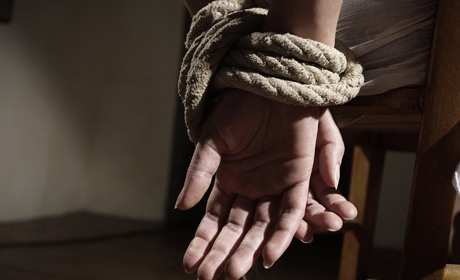 Зв'язали і погрожували розправою: поліція затримала злочинців, які пограбували одеського підприємця