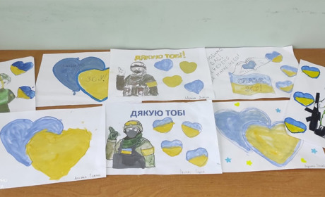 Вихованці центру комплексної реабілітації підготували для захисників валентинки та малюнки