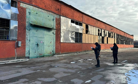 Правоохоронці показали наслідки обстрілів Нікополя 13 лютого: поранено місцевого мешканця