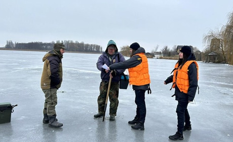 Як поводитися на льоду: поради старокостянтинівських рятувальників