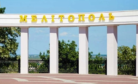 У Мелітополі військові рф розбирають будівлю дитячої лікарні: блоки використовують для укріплень