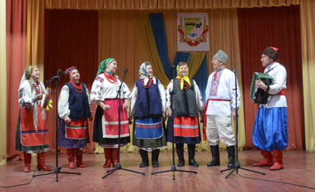 Народний ансамбль «Строківчанка» на Переяславщині виходить на сцену в старовинних костюмах