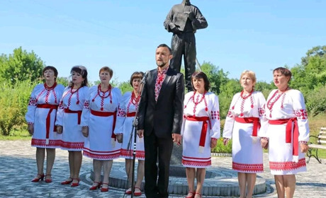 Шосткинська громада провела в останню путь Героя, керівника фольклорного колективу