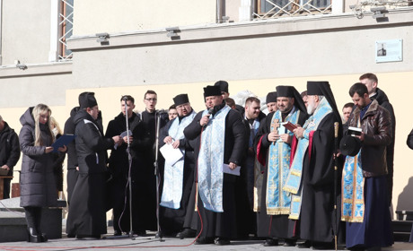 “путін біситься, а наша справа — молитися”: у Дрогобичі до молебню зібралися різні кофесії
