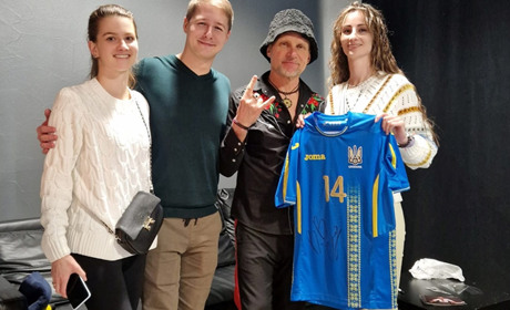 Старокостянтинівчанки побували на концерті Олега Скрипки. Артист записав звернення для 7 бригади