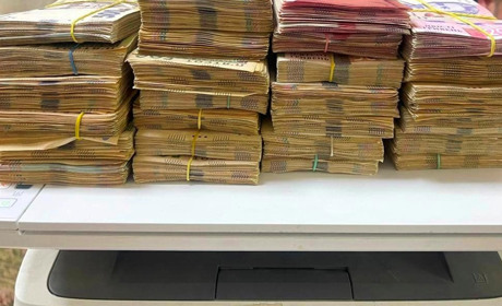 Мільйон гривень у підлокітниках та холодильнику: на Одеській митниці затримали водія з валютою