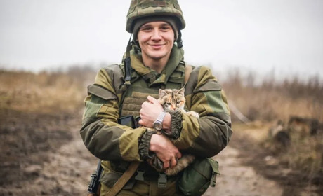 У європейський День кота ділимося мімішними фото військових і котиків.