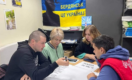 Переселенці с Бердянська навчаються бути волонтерами, щоб допомагати своїм