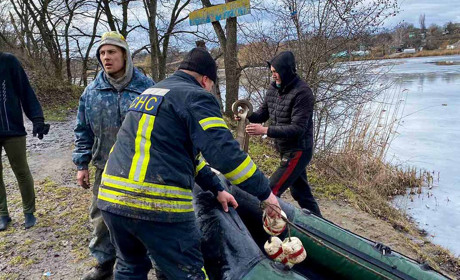 Провалилися під лід: в Кагарлику врятували рибалку з крижаної води