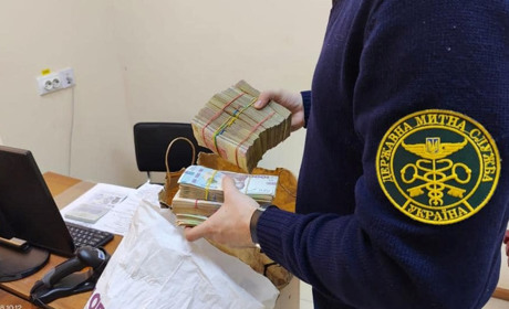 Сховав готівку за сидінням: одеські митники виявили у водія автобуса 800 тисяч гривень