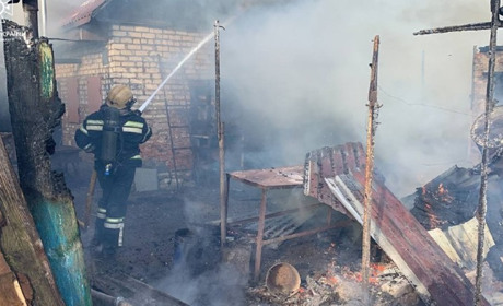У Шостці вогнеборці запобігли масштабному загорянню в житловому секторі