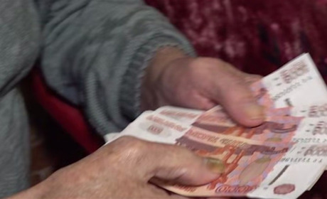 Пропагандистське кіно у Стрілковому: оголошену “владою” грошову допомогу люди у селі не отримували