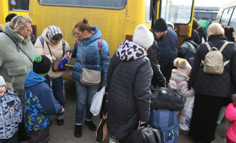 Курахове кожен день під обстрілами. Евакуаційні автобуси курсують з понеділка по суботу