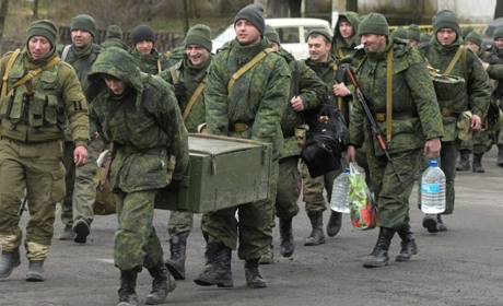 Голі й босі: на окупованій Луганщині збирають по 100 рублів на забезпечення "другої в світі" армії