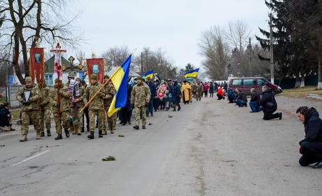 В останню дорогу, устелену квітами, на колінах провели героя з Мирівки Бориса Сокуру